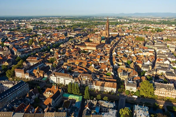 Photographie d'un immeuble résidentiel ou professionnel de Strasbourg (Alsace) photographié de jour, avec architecture caractéristique du secteur, montrant la façade d'un bâtiment multi-étages où intervient l'ascensoriste. L'image doit être professionnelle, réaliste et clairement reconnaissable comme relevant d'une zone urbaine/périurbaine du Grand Est.